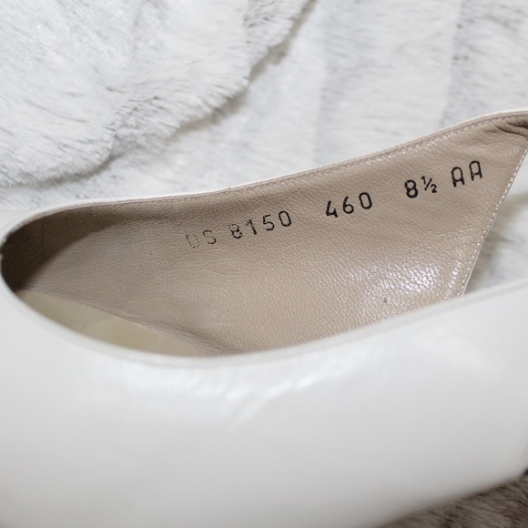 VINTAGE WHITE GOLD TIPPED SALVATORE FERRAGAMO SHOE - Picture 3 of 6